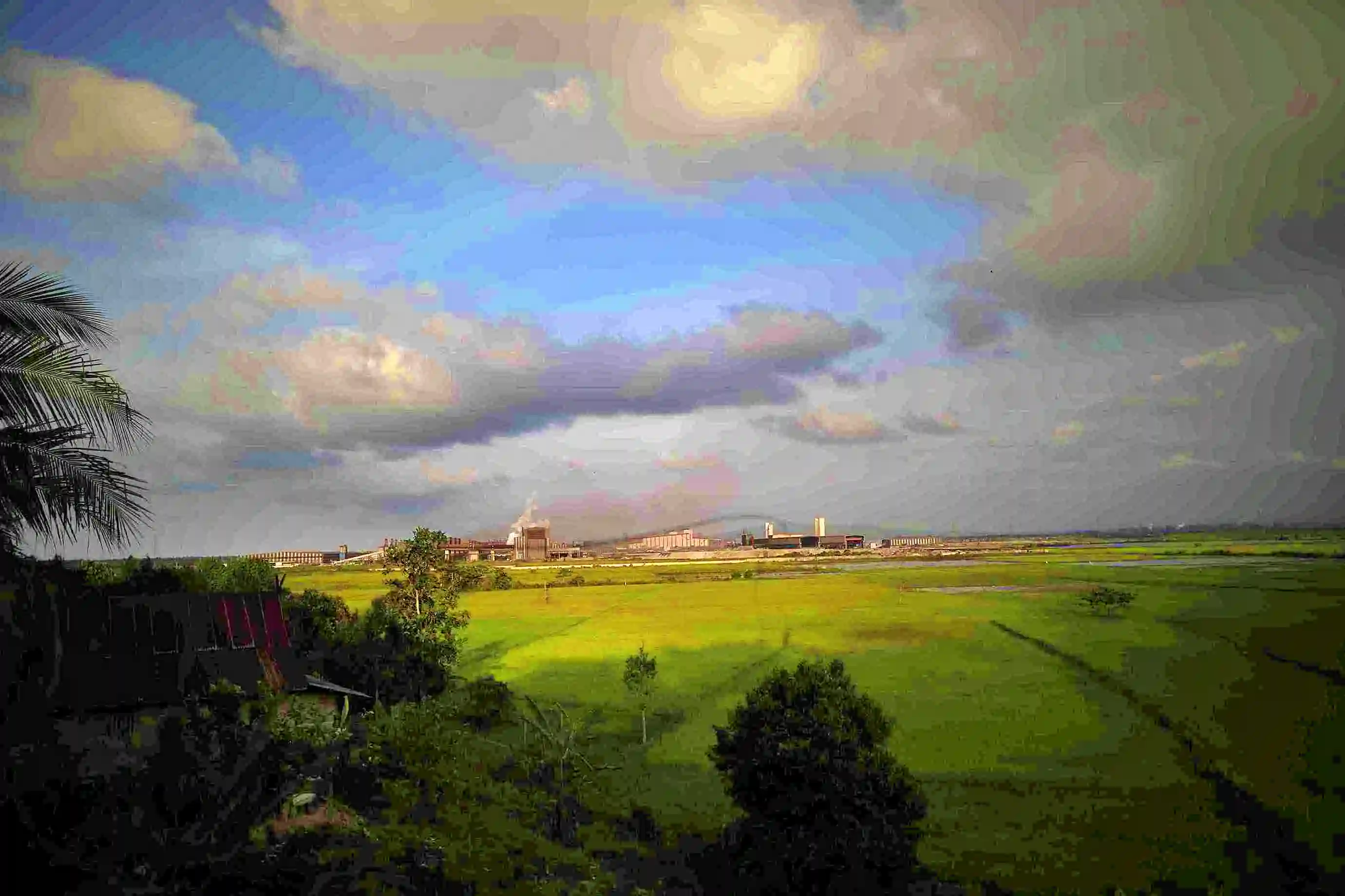 Tampak sebuah pabrik di depan hamparan persawahan. (Foto: KabarBursa/Abbas Sandji)
