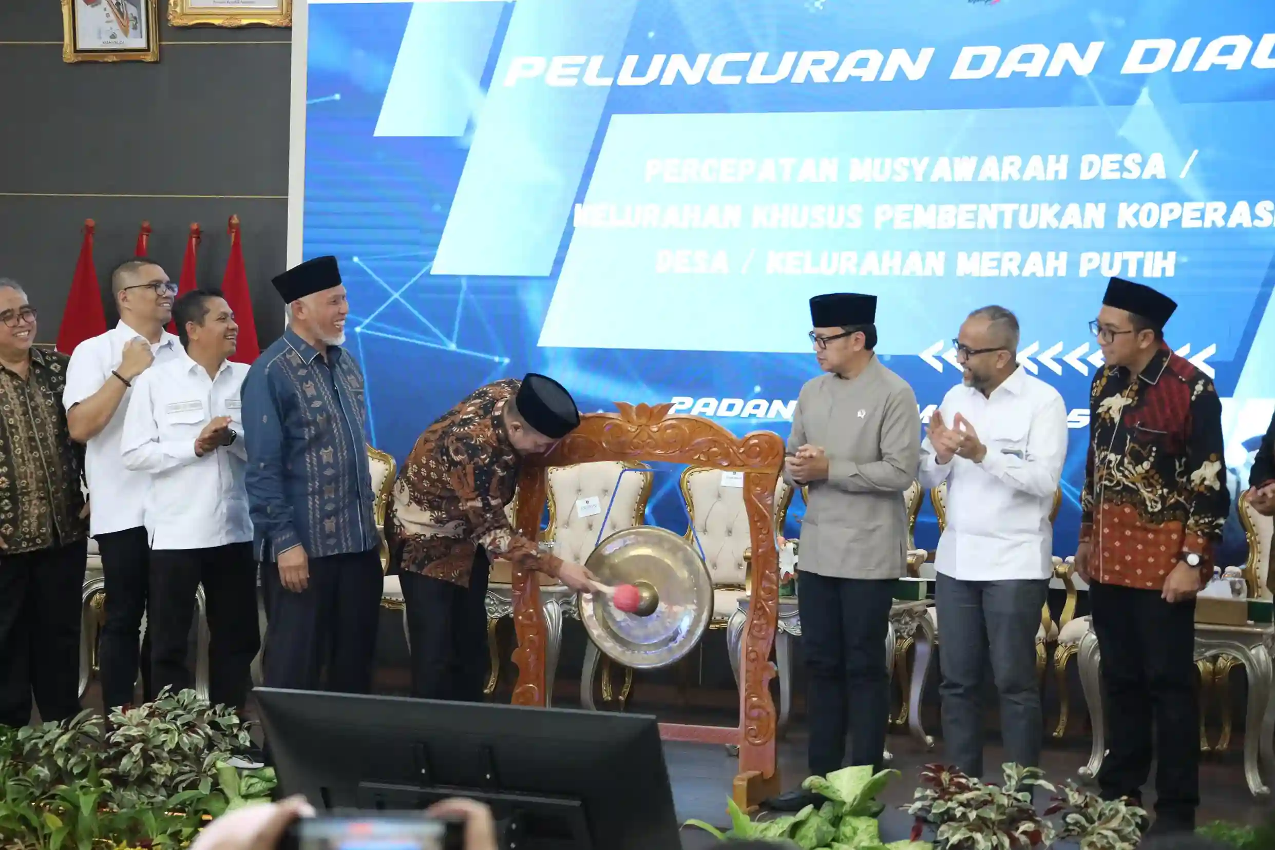 Wakil Menteri Kementerian Dalam Negeri  Bima Arya Sugiarto dalam acara Dialog Percepatan Musyawarah Desa/Kelurahan Khusus Pembentukan Kopdeskel Merah Putih di Auditorium Kantor Gubernur Sumatera Barat, Kamis, 29 Mei 2025 kemarin. (Foto: Dok. Kemendagri)