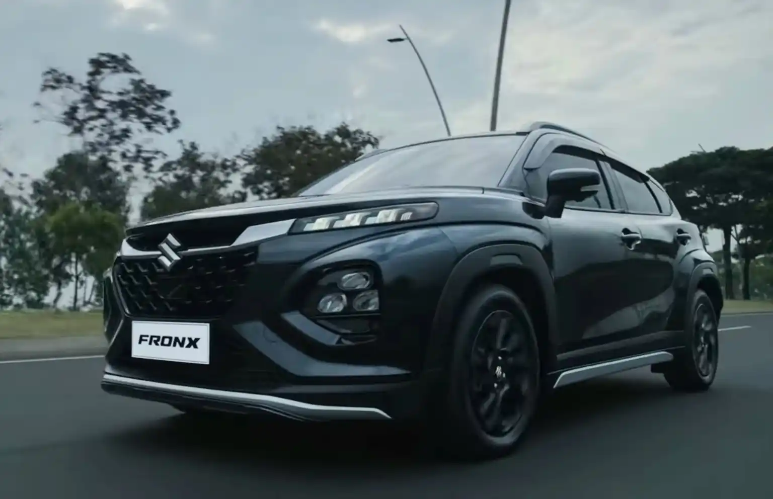 Suzuki Fronx resmi meluncur, berikut simulasi kreditnya. Cicilan mulai Rp4 jutaan. Foto: dok. SIS.