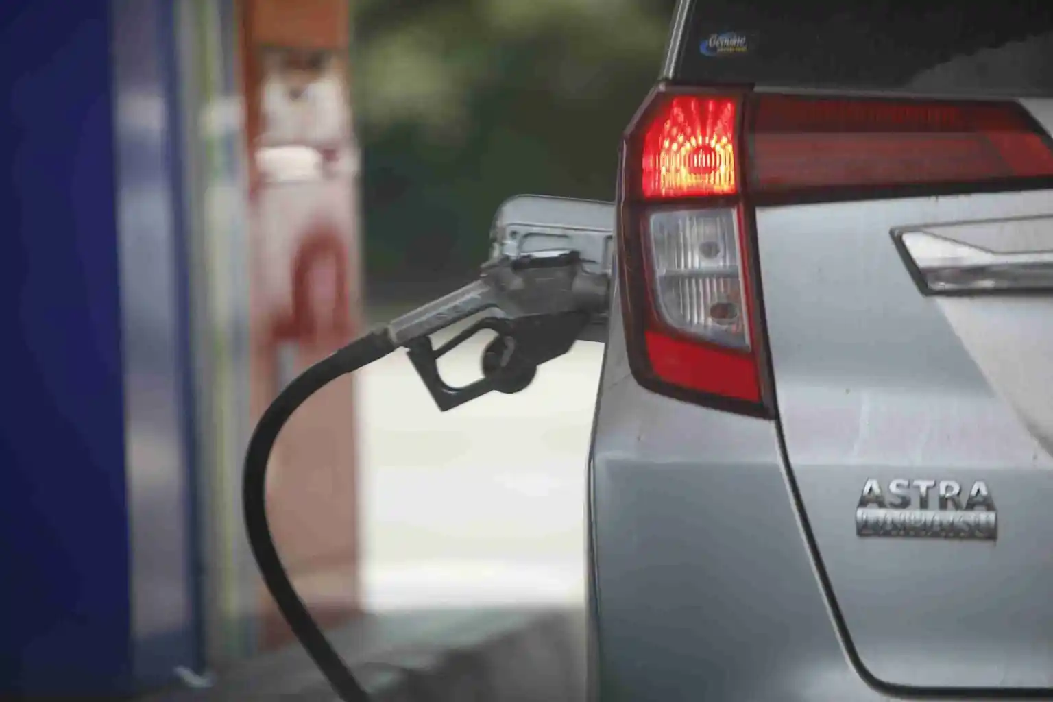 Harga minyak dunia turun jelang keputusan OPEC+ soal produksi Juli. Pasar juga cemas oleh surplus pasokan dan sinyal tarif baru dari Trump. Foto: KabarBursa/Abbas Sandji.