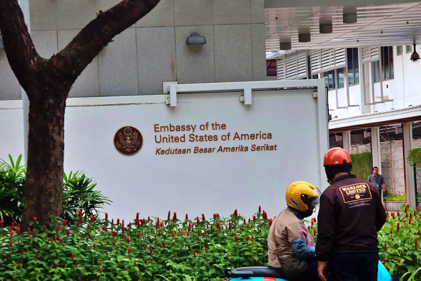 Halaman depan Kedutaan Besar Amerika Serikat (AS) di Jalan Medan Merdeka Selatan, Jakarta Pusat, Senin, 21 April 2025. (Foto: KabarBursa/Abbas Sandji)