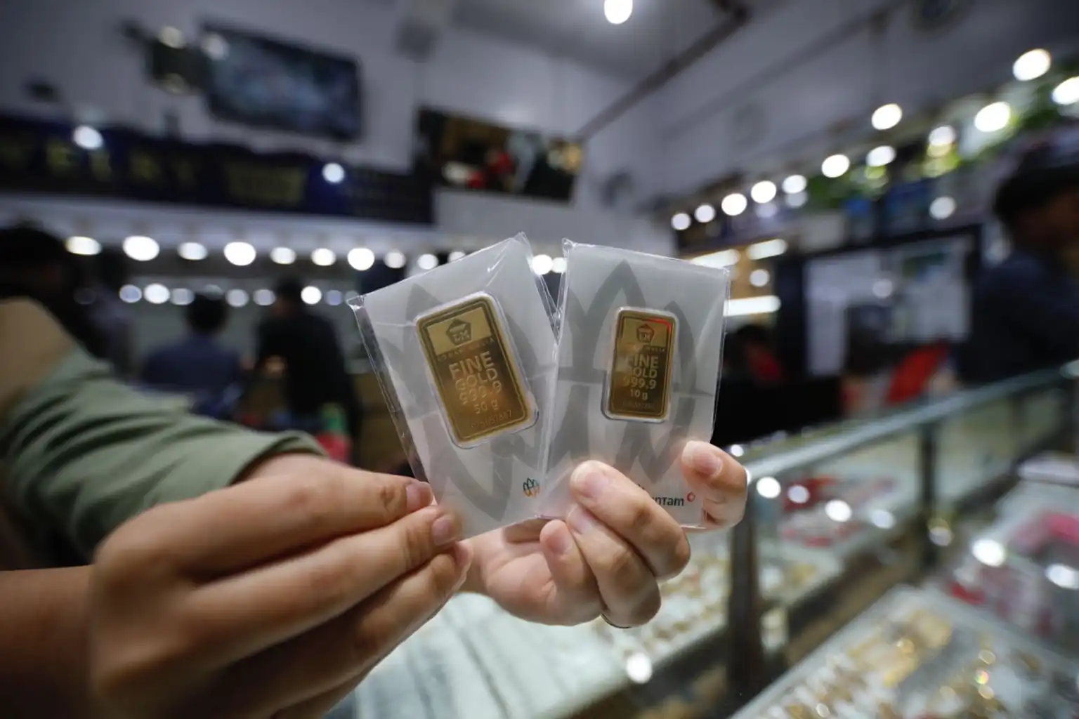Harga emas tergelincir karena dolar AS menguat dan pasar global waspada menanti kepastian komunikasi Trump-Xi Jinping di tengah ketegangan dagang. Foto: KabarBursa/Abbas Sandji.