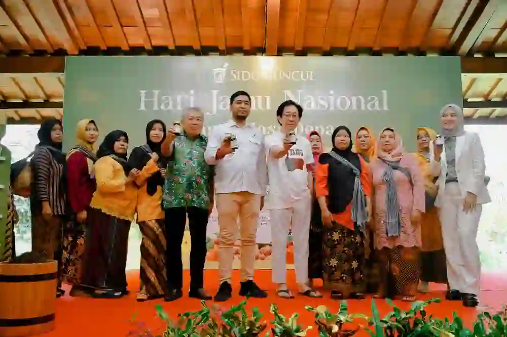 Minum jamu bersama di kawasan Agrowisata Sido Muncul bersama Kepala Balai Besar POM Semarang Lintang Purba Jaya S.Farm, Apt., M.Si, Direktur Eksekutif GP Jamu Jawa Tengah Stefanus Handoyo Saputro, dan Direktur Sido Muncul Dr. (H.C.) Irwan Hidayat. 