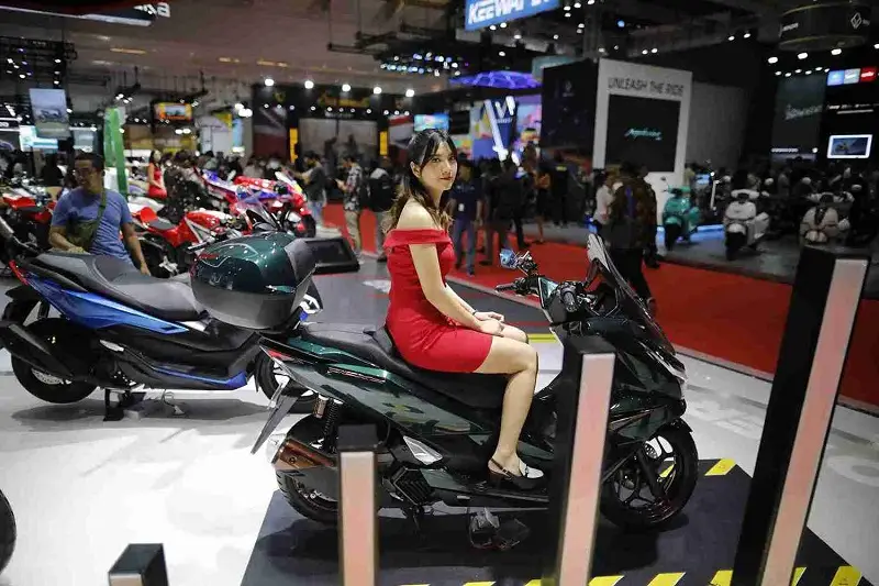 Pameran motor listrik di ajang IIMS 2025. Foto: KabarBursa.com/Abbas Sandji
