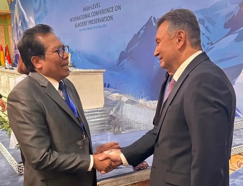 Dubes RI untuk Kazakhstan Dr M Fadjorel Rachman (kiri) bersalaman dengan PM Tajikistan Qohir Rasulzoda dalam lawatan kerja di Dushanbe, 31 Mei 2025. (Foto: Istimewa)