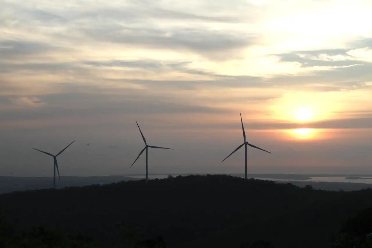 Indonesia bisa listriki pusat data ASEAN pakai energi surya dan angin. Kuncinya kebijakan hijau dan akses fleksibel listrik terbarukan. Foto: KabarBursa/Abbas Sandji.