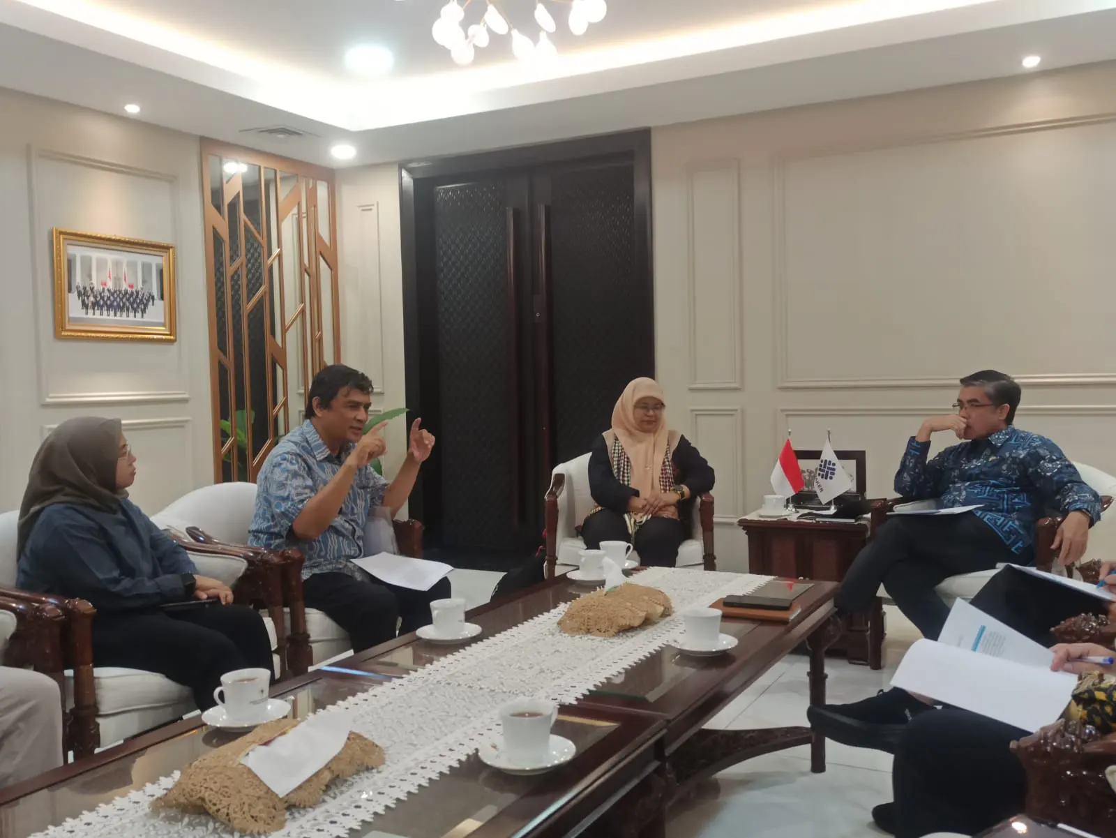 Menaker bersama AJI serta serikat melakukan diskusi.