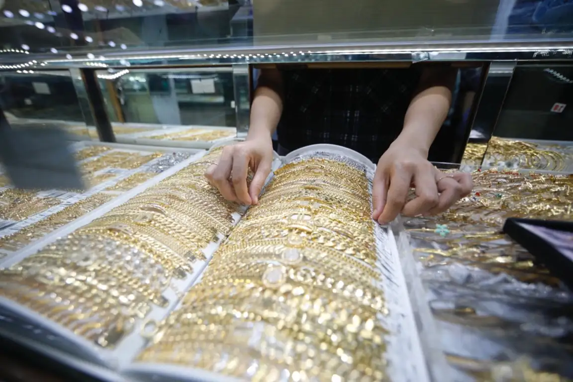 Laporan tenaga kerja AS menekan harga emas. Sementara itu, perak sempat tembus rekor 13 tahun sebelum terkoreksi. The Fed diprediksi menunda pemangkasan suku bunga. Foto: KabarBursa/Abbas Sandji.