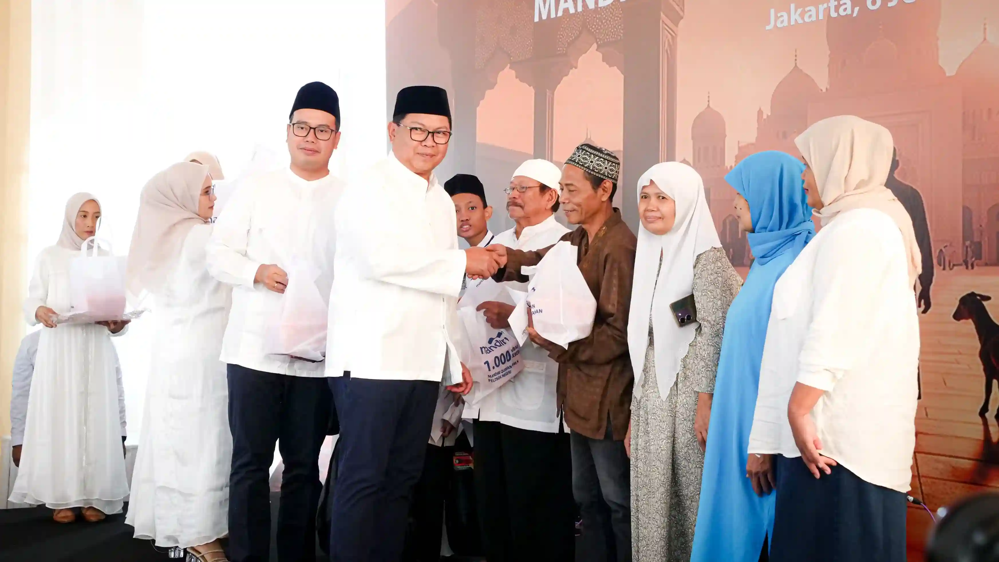 Simbolis pelaksanaan kurban berlangsung pada Jumat, 6 Juni 2025, di Kompleks Griya Mandiri Cilandak, Jakarta yang disaksikan oleh jajaran Direksi dan Manajemen Bank Mandiri. (Foto: Dok. Bank Mandiri)
