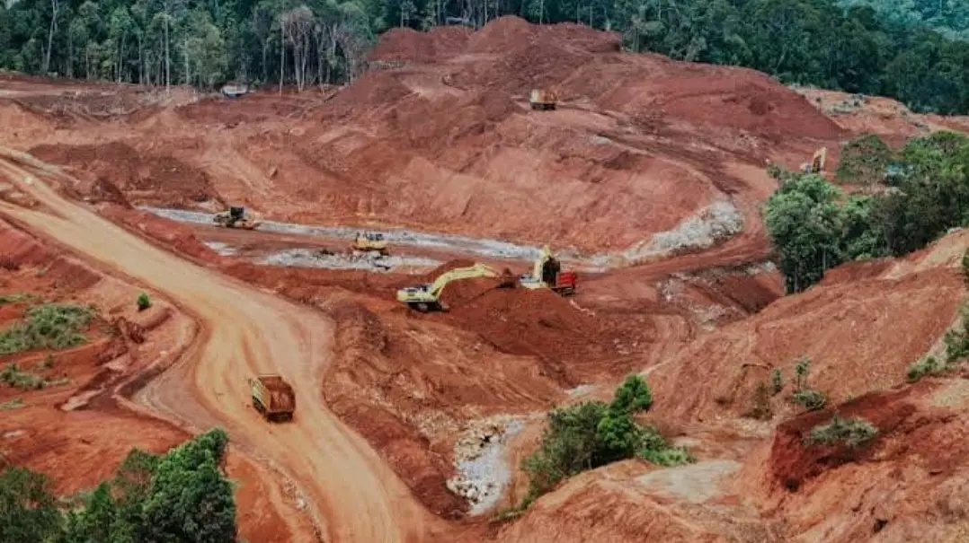 Ilustrasi tambang nikel di Raja Ampat tuai perhatian, pengamat otomotif menilai posisi nikel tidak lagi strategis dalam produksi mobil listrik. (Foto: Mongabay).