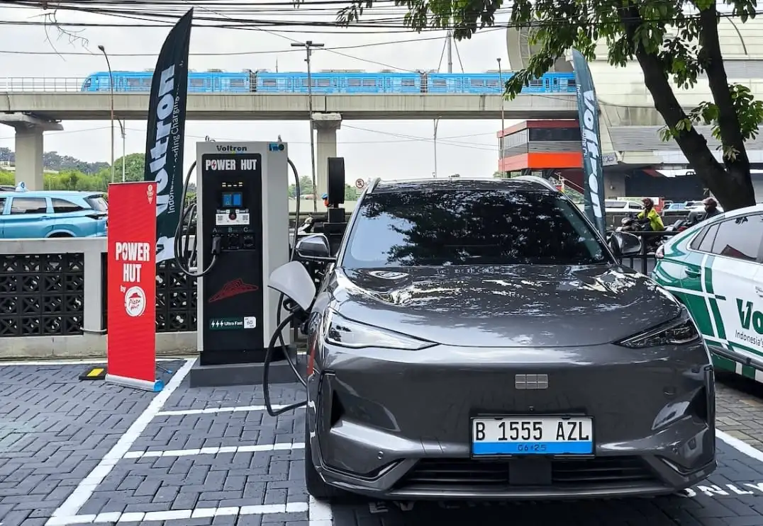 Geely dan Voltron jalin kolaborasi dalam penyediaan SPKLU mobil listrik sekaligus dukung layanan purnajual kepada konsumen. Foto: dok. Geely Auto Indonesia.
