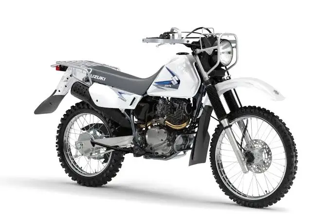 DR200SE, motor baru Suzuki mirip trail legendaris TS 125. Gunakan mesin 200 cc, harganya hampir setara Yamaha XMAX. Foto: dok. Suzuki.