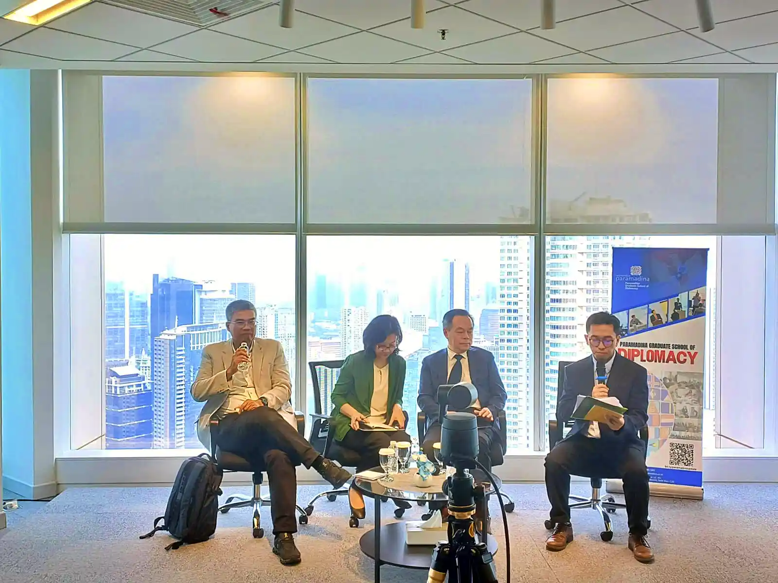 (Dari kiri) Senior Economist Universitas Paramadina, Wijayanto Samirin, Deputy Director of the Institute of International Relations, Shanghai Academy of Social Sciences, Liu Aming,Chief Expert of the Top Think Tank Project China’s Macro Economy Research, Professor – Shanghai Academy of Social Sciences, Zhang Zhao’an dan moderator di Universitas Paramadina Kuningan, Jakarta Selatan pada Jumat, 13 Juni 2025. (Foto: KabarBursa/Desty Luthfiani)