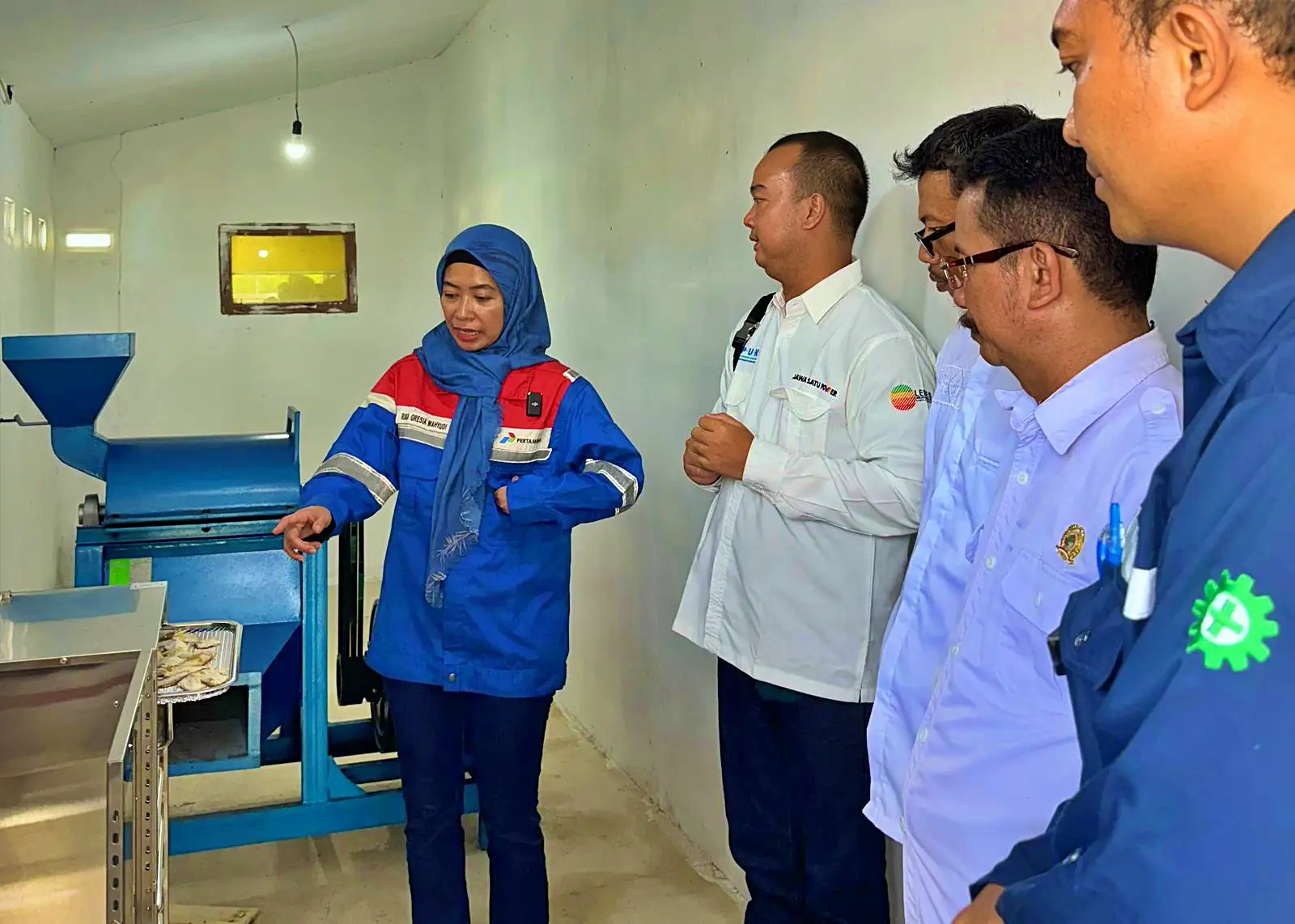Pertamina New & Renewable Energy (Pertamina NRE) mendukung upaya masyarakat nelayan di Desa Rawa Meneng meningkatkan perekonomian melalui pengolahan ikan. (Foto: Dok. Pertamina)