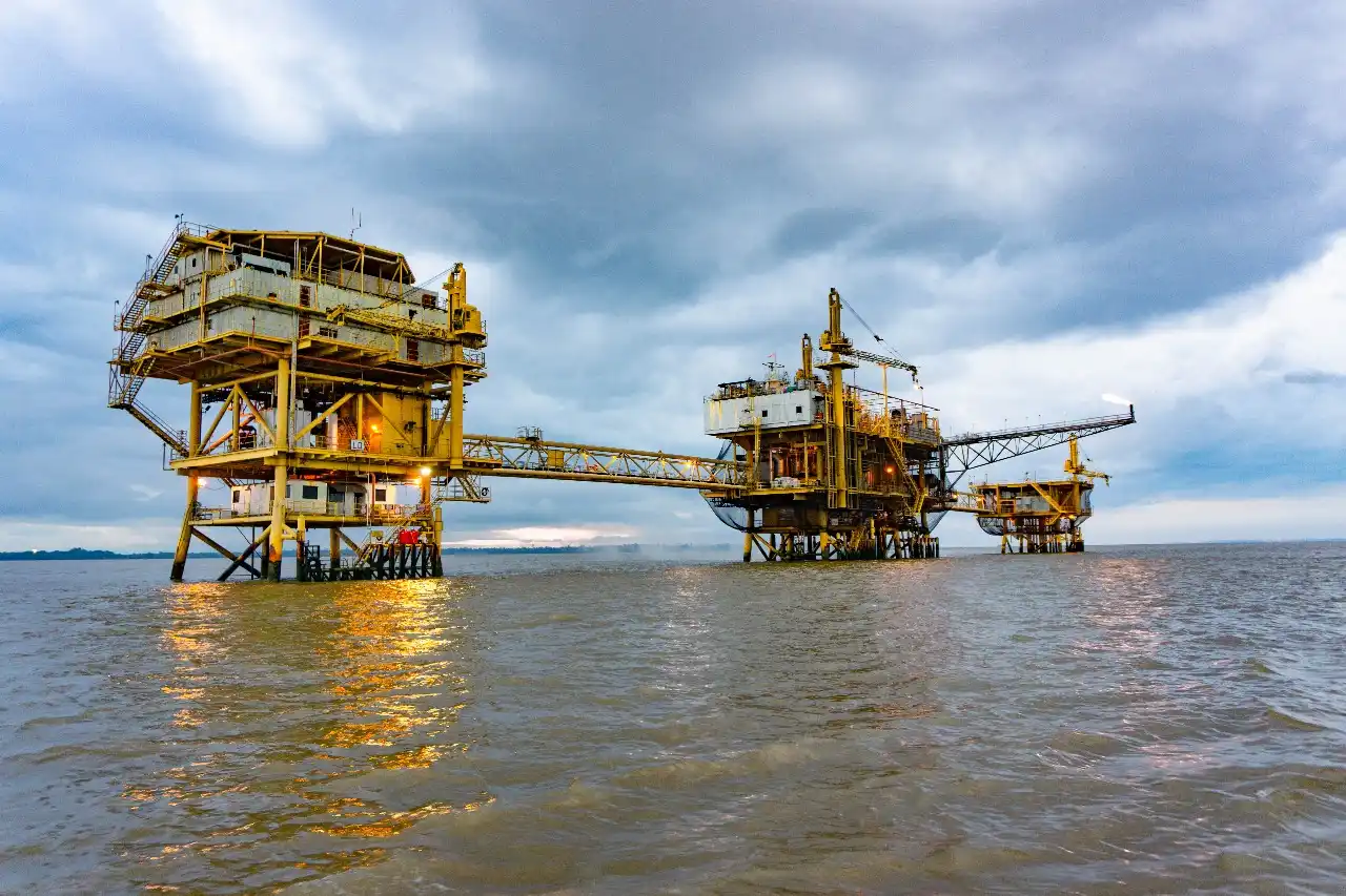 Fasilitas produksi offshore di wilayah kerja Malacca Strait PSC milik PT Energi Mega Persada Tbk (ENRG). Blok ini menjadi salah satu kontributor utama produksi