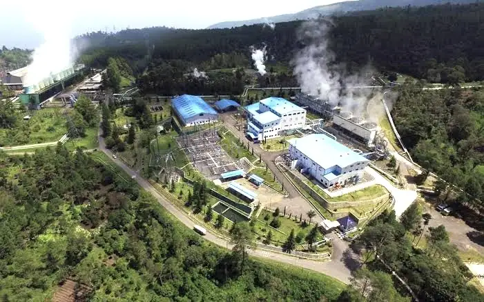 Pembangkit listrik tenaga panas bumi milik PT Pertamina Geothermal Energy Tbk. (PGEO) yang berlokasi di kawasan pegunungan. Emiten ini memimpin penguatan saham energi terbarukan pada perdagangan siang hari ini. Foto: Dok. PGEO.