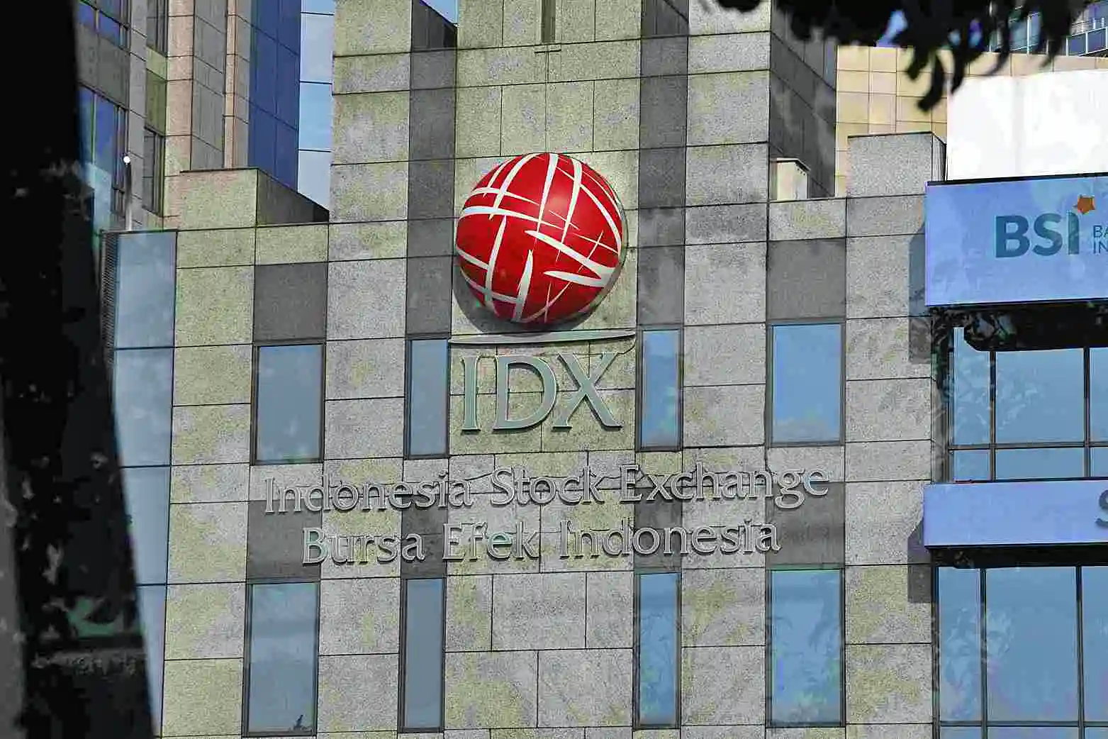 Logo Bursa Efek Indonesia (BEI) di gedung utama. (Foto: KabarBursa/Abbas Sandji)