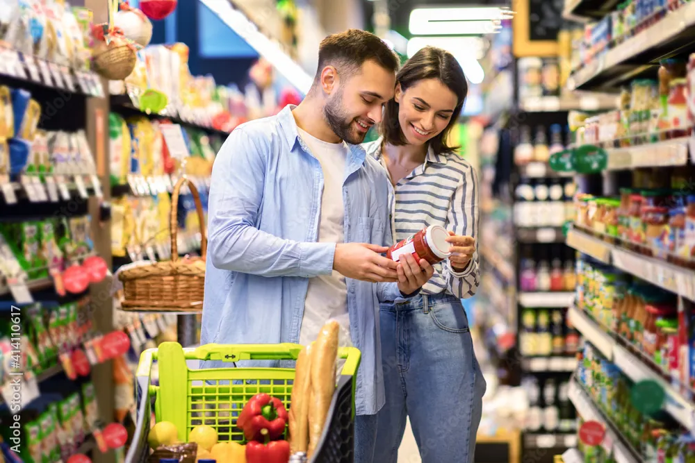 Ilustrasi: Pelanggan memilih makanan dan minuman di sebuah supermarket. (Foto: Adobe Stock). 