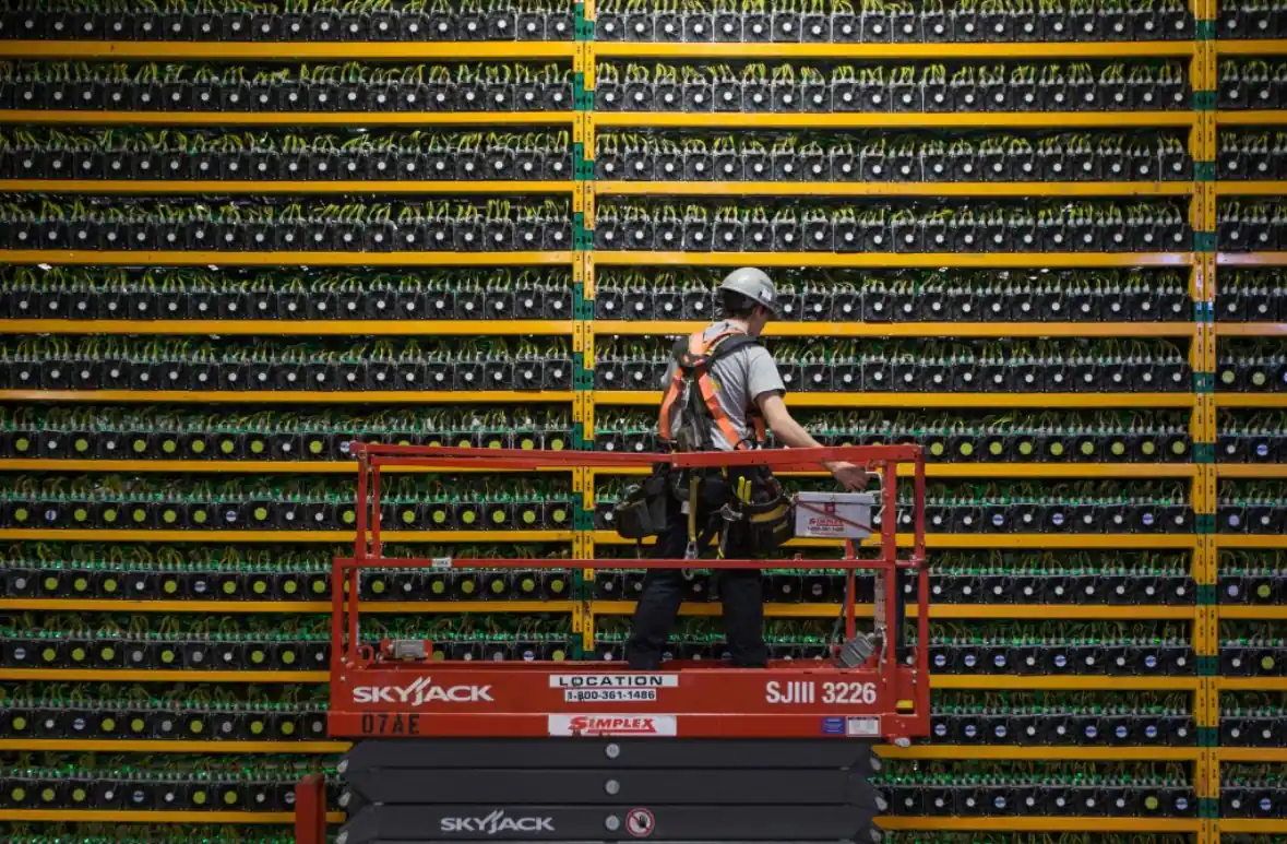 Bitmain, Canaan, dan MicroBT buka pabrik rig bitcoin di Amerika untuk hindari tarif Trump. Langkah ini bisa ubah peta industri kripto global. Foto: South China Morning Post.