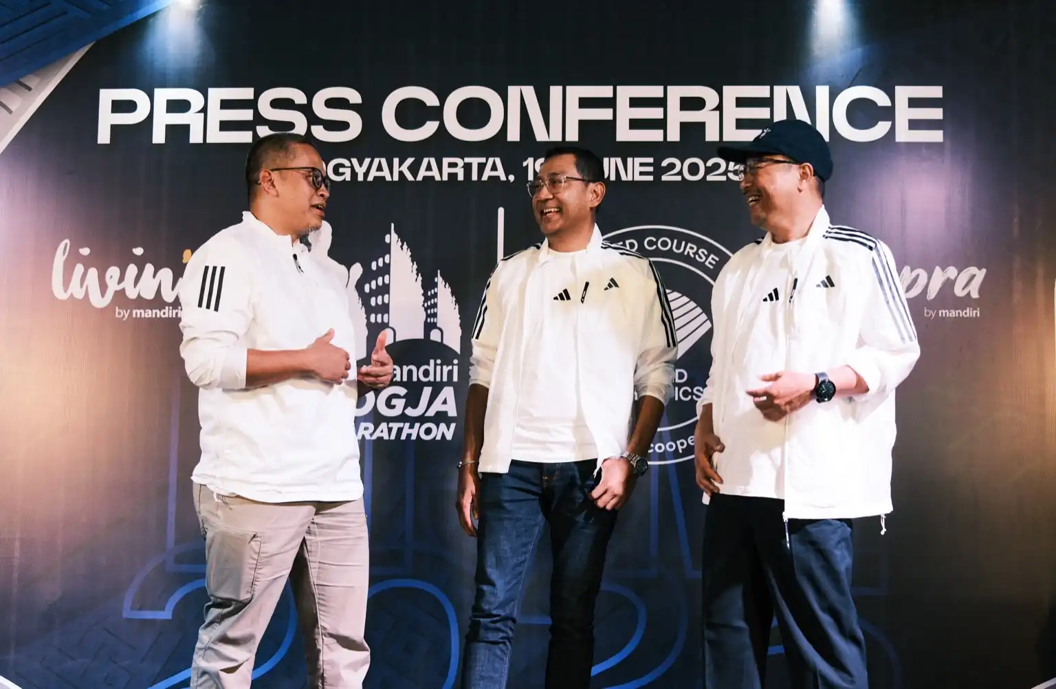 Tiga perwakilan Bank Mandiri berbincang santai dalam konferensi pers Mandiri Jogja Marathon 2025 di Yogyakarta, Kamis, 19 Juni 2025. Ajang lari tahunan ini akan digelar pada 22 Juni mendatang di kawasan Candi Prambanan, dan mengusung tema “Accelerate Your Limit, Embrace The Culture”. Foto: Dok. Bank Mandiri.