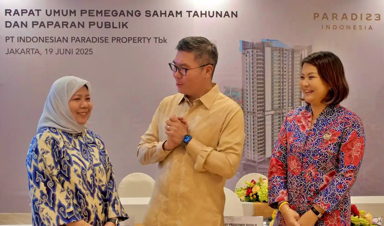 Caption foto : Dari kiri Corporate Secretary PT Indonesian Paradise Property Tbk atau INPP Ispandiati Makmur, Presiden Direktur Anthony P Susilo dan Direktur Surina usai Rapat Umum Pemegang Saham Tahunan di Jakarta pada Kamis, 19 Juni 2025. (Foto: Dok. Paradise Indonesia)