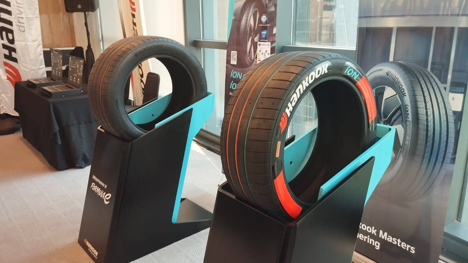 Ban Hankook GEN3 Evo iON yang digunakan para pembalap Formula E musim ini. Foto: Harun/KabarBursa.com.