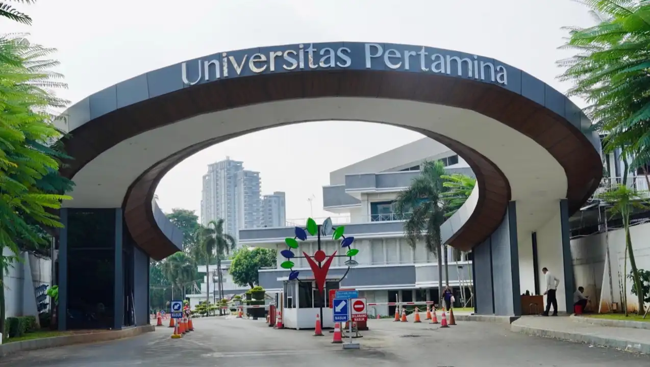 Gerbang utama Universitas Pertamina di kawasan Simprug, Jakarta Selatan, yang baru saja direnovasi dan diresmikan sebagai bagian dari upaya pengembangan kampus menuju universitas kelas dunia.  Foto: Dok. Pertamina.
