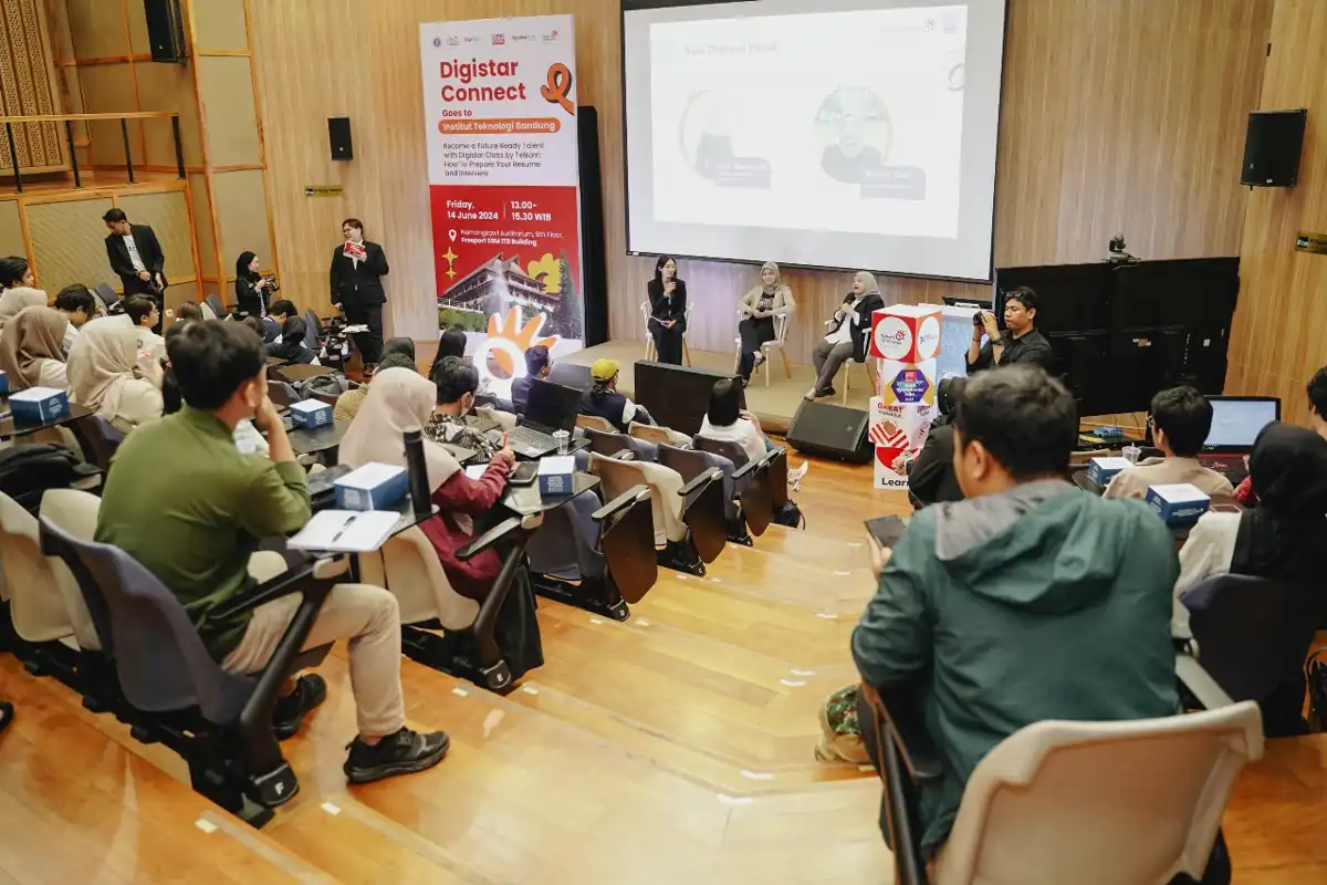 Suasana Digistar Connect yang digelar Telkom Indonesia di Institut Teknologi Bandung. Program ini menjadi ajang berbagi ilmu, pengalaman kerja digital, serta memperluas jaringan profesional bagi talenta muda Indonesia. Foto: Dok. Telkom.