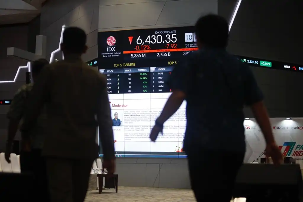 Ilustrasi: IHSG anjlok 3,61 persen sepekan. Kapitalisasi pasar menyusut jadi Rp12.099 triliun, asing jual bersih Rp53 triliun sejak awal tahun. Foto: KabarBursa/Abbas Sandji.