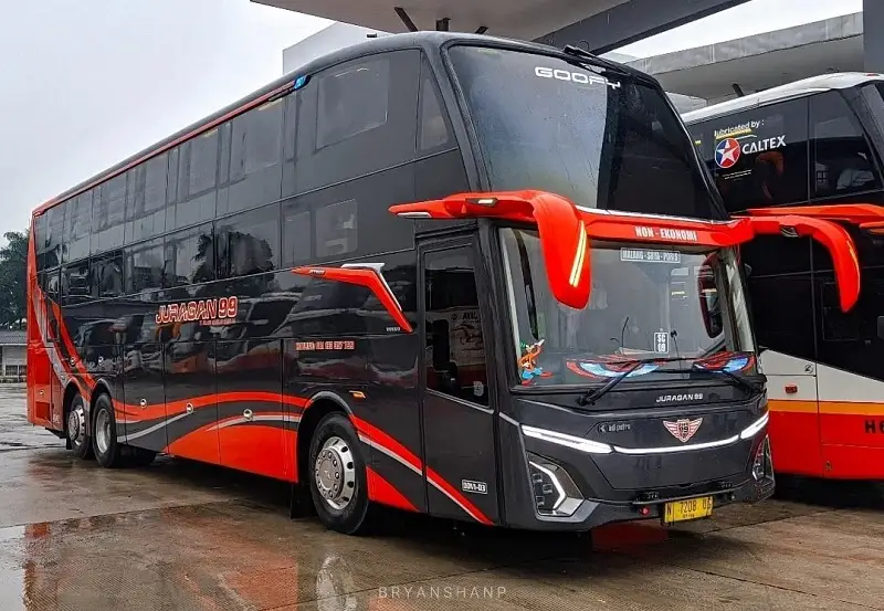 Salah satu armada bus mewah PO Juragan 99 Trans milik Crazy Rich Malang. Foto: Instagram/@bryanshanp.