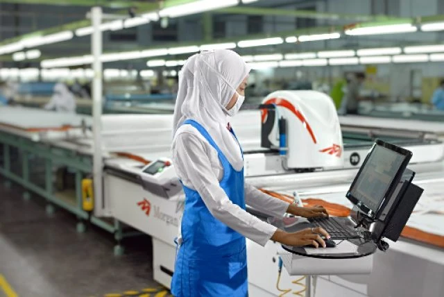 Seorang karyawan memperlihatkan mesin auto cutting milik PT Eratex Djaja Tbk (ERTX). (Foto: Dok Perusahaan)
