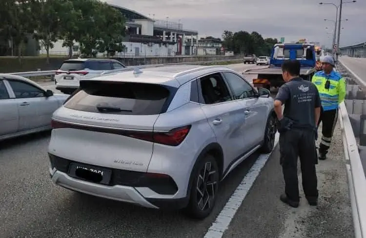Viral. BYD Atto 3 yang tiba-tiba mengerem di jalan tol Malaysia. 