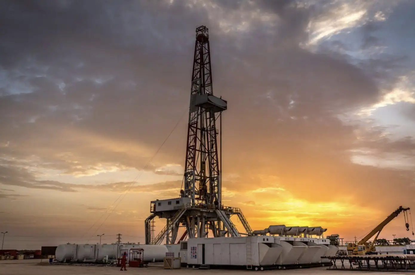 Sebuah rig pengeboran minyak dan gas berbasis fracking berdiri megah saat matahari terbenam di salah satu ladang energi Amerika Serikat. Teknologi ini telah menjadikan AS sebagai eksportir energi terbesar dunia dan memperkuat posisinya di tengah krisis geopolitik seperti ketegangan di Selat Hormuz. Foto: iStock via Forbes.