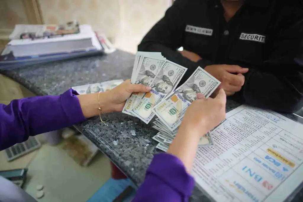Dolar melemah usai gencatan senjata Iran-Israel diumumkan Trump. Pasar bereaksi positif, mata uang risiko naik, The Fed beri sinyal pemangkasan bunga. Foto: KabarBursa/Abbas Sandji.