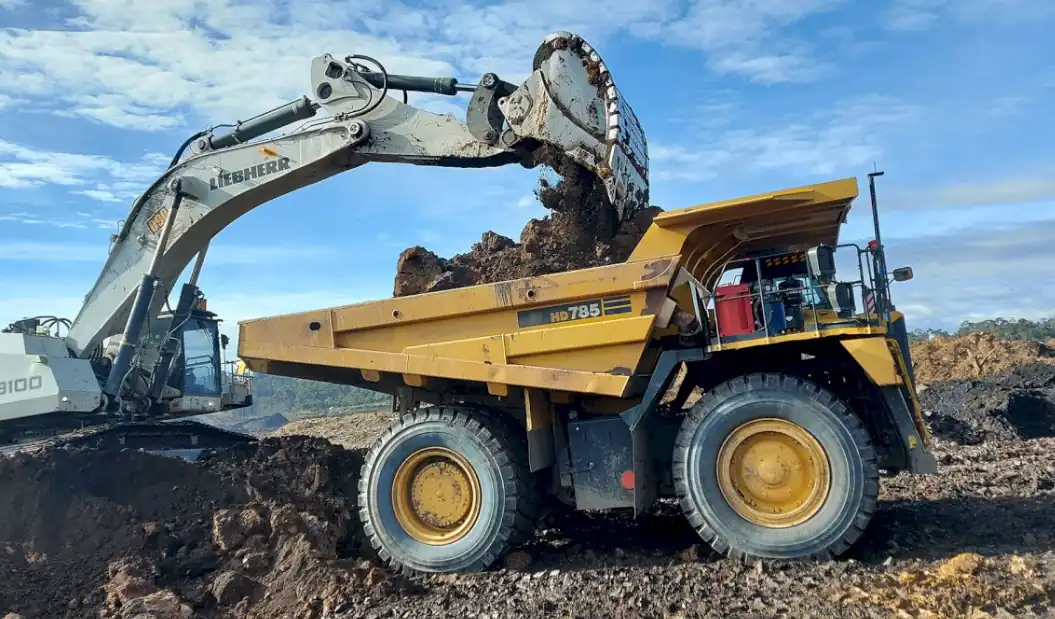 Alat berat milik PT Adaro Andalan Indonesia Tbk (AADI) tengah beroperasi di area tambang batu bara. Perusahaan ini termasuk salah satu produsen terbesar di Indonesia dengan produksi mencapai 65,8 juta ton pada 2023. Foto: Dok. AADI.
