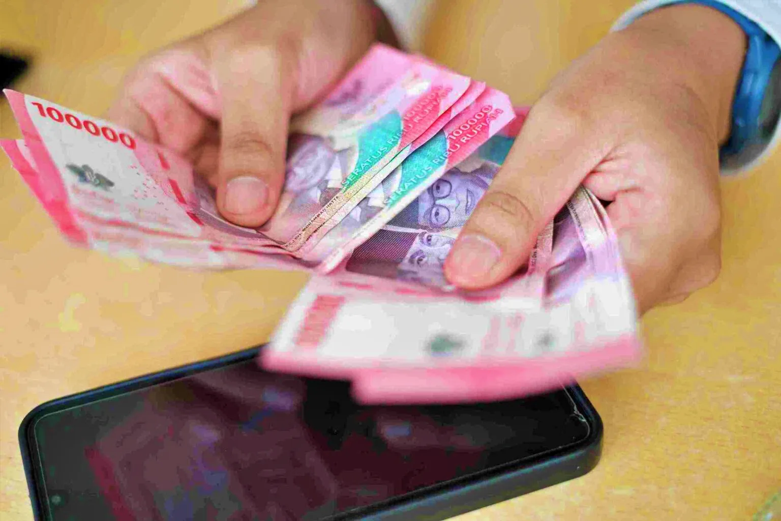 Beberapa lembar rupiah pecahan 100.000 yang tengah dihitung pegawai La Tunrung Money Changer Juanda, Jakarta Pusat. (Foto: KabarBursa/Abbas Sandji)