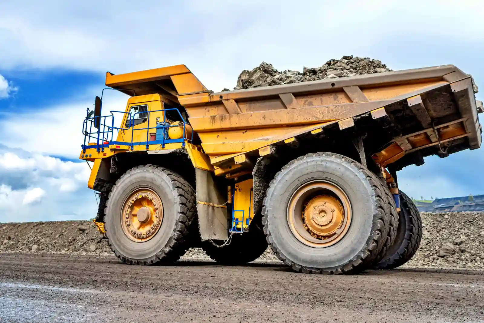 Truk tambang yang dimiliki dan dikelola oleh Indika Energy. (Foto: Dok. Indika Energy)