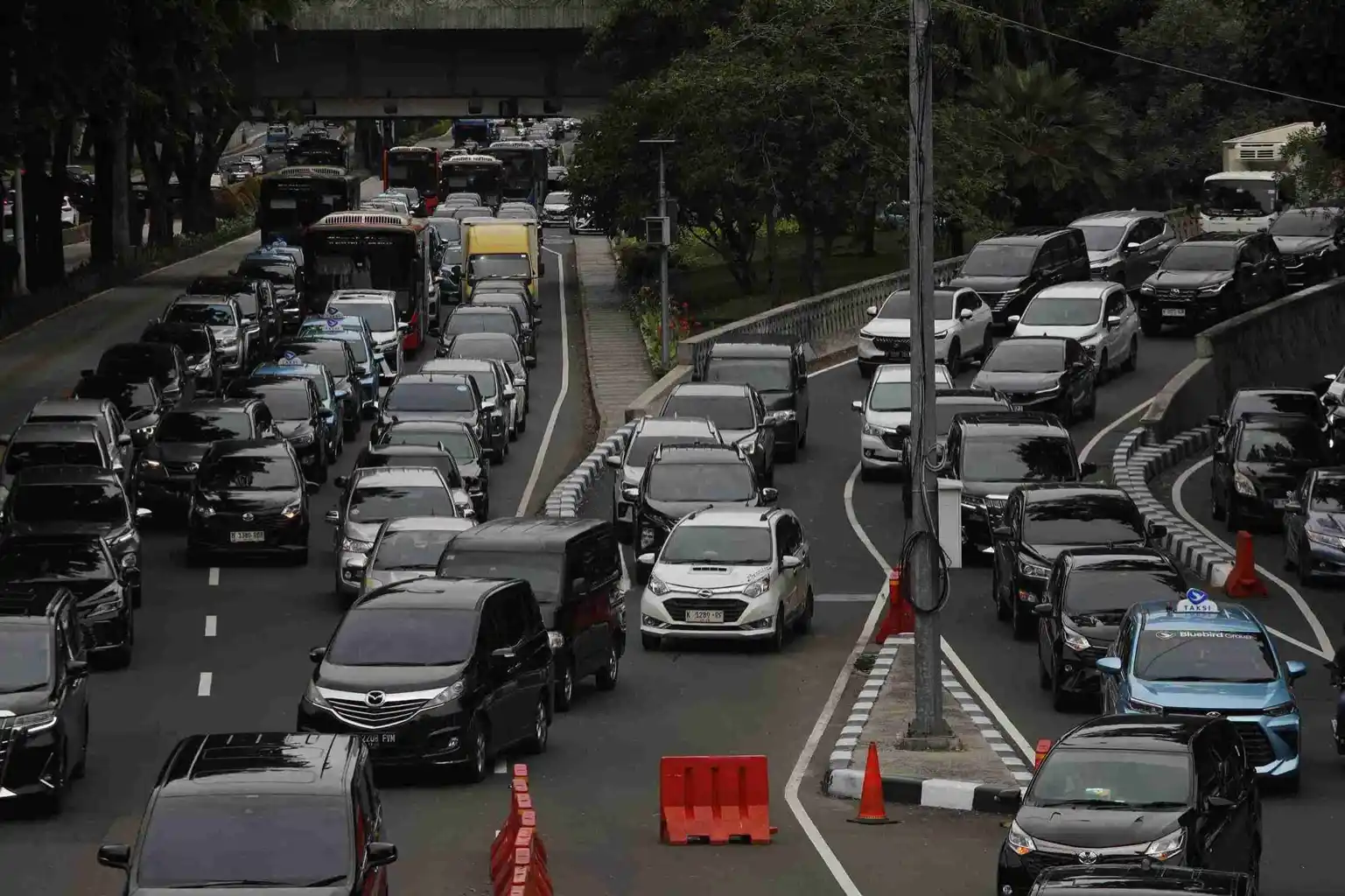 Kemacetan lalu lintas di salah satu ruas jalan protokol Jakarta. Sektor transportasi darat menjadi penyumbang utama emisi polusi udara di Jabodetabek, sementara pemerintah terus didesak menjalankan putusan Mahkamah Agung tentang hak atas udara bersih. Foto: KabarBursa/Abbas Sandji.