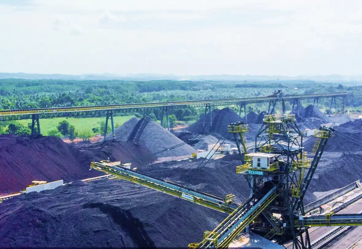 Tumpukan batu bara di kawasan operasional PT Indo Tambangraya Megah Tbk (ITMG). Ekspor batu bara RI ke China dan India anjlok karena kalah saing dengan batu bara kalori tinggi. Foto: IG @indotambangrayamegah.
