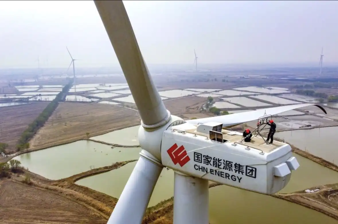 Teknisi memeriksa turbin angin di Kawasan New Binhai, Tianjin, China utara, pada 11 April 2022. China makin memperkuat kerja sama energi hijau dengan negara-negara Shanghai Cooperation Organization lewat proyek-proyek besar di sektor surya dan angin. Foto: Xinhua.