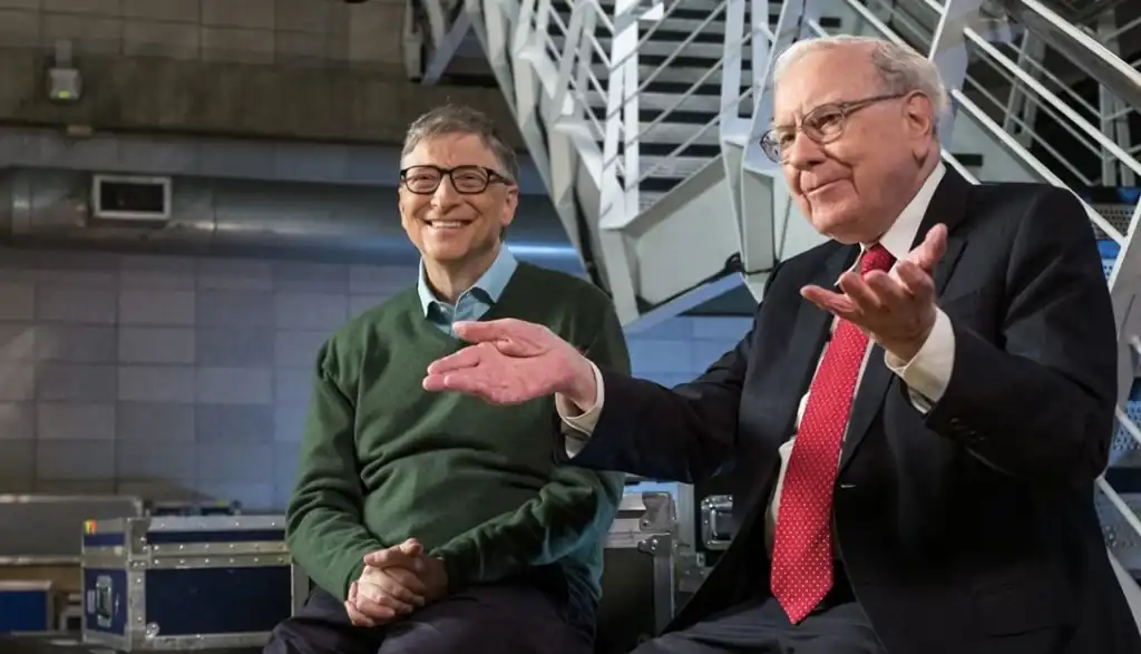 Warren Buffett (kanan) dan Bill Gates (kiri) duduk berdampingan dalam sebuah sesi diskusi publik yang diselenggarakan oleh Gates Foundation. Kedua tokoh miliarder ini dikenal sebagai mitra filantropi lama yang sama-sama mendorong inisiatif global untuk kesehatan, pendidikan, dan pengentasan kemiskinan. Buffett baru saja mendonasikan saham senilai Rp98 triliun ke Gates Foundation dan yayasan keluarganya, menjadikannya sumbangan terbesar sejak ia mulai membagikan hartanya pada 2006. Foto: Gates Fo
