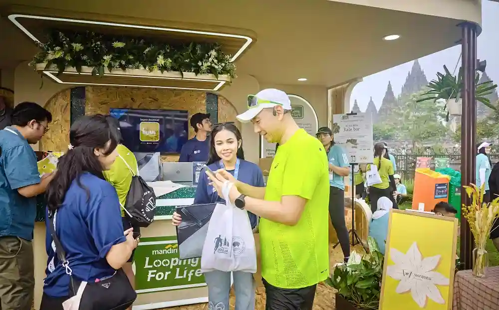 Salah satu inovasi yang menjadi sorotan adalah kantong sepatu atau shoe pouch hasil daur ulang pakaian bekas. Foto: dok Mandiri