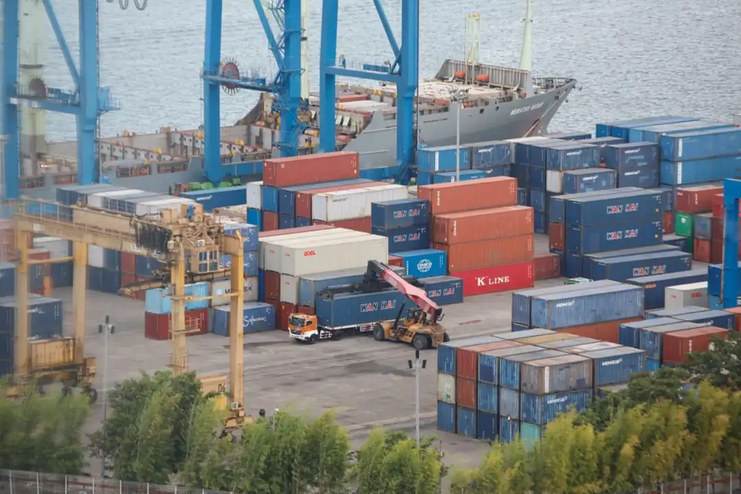 Aktivitas manufaktur Asia melemah pada Juni 2025. Ketidakpastian tarif AS dan ekspor yang lesu menghambat pemulihan industri kawasan. Foto: KabarBursa/Abbas Sandji.