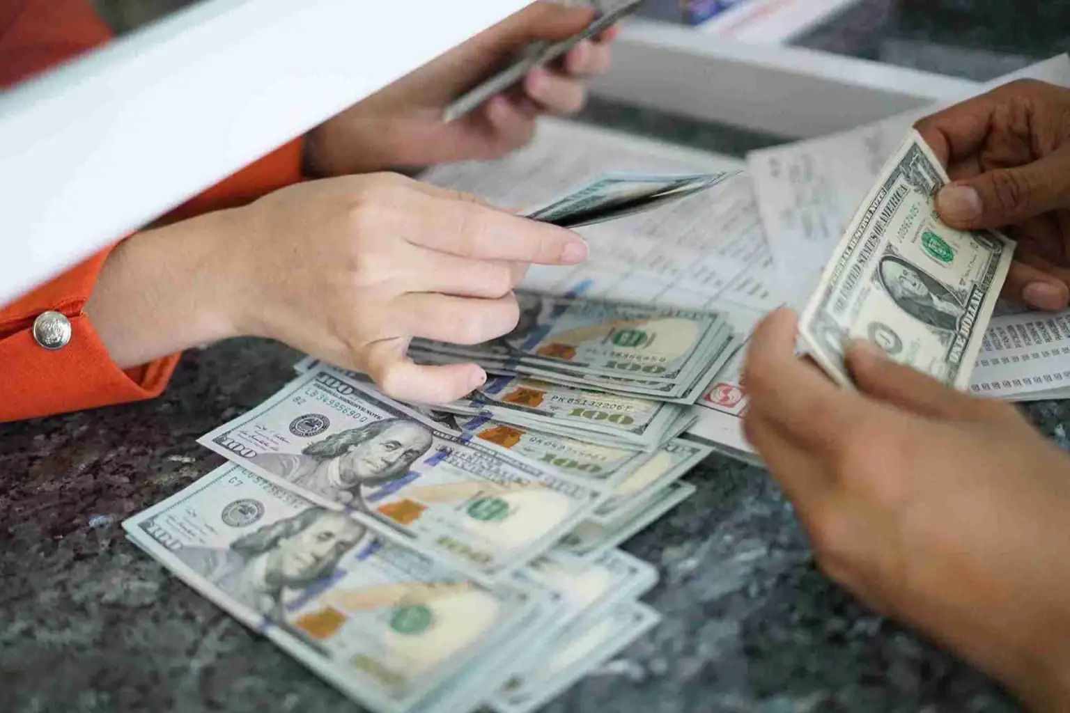 Dolar melemah, investor asing perkuat hedging saham AS dan beli euro serta yen. Korelasi dolar dengan Wall Street tak lagi jadi pelindung. Foto: KabarBursa/Abbas Sandji.