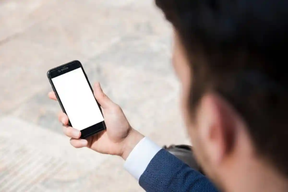 Ilustrasi warga memainkan telepon selular. Foto: freepik