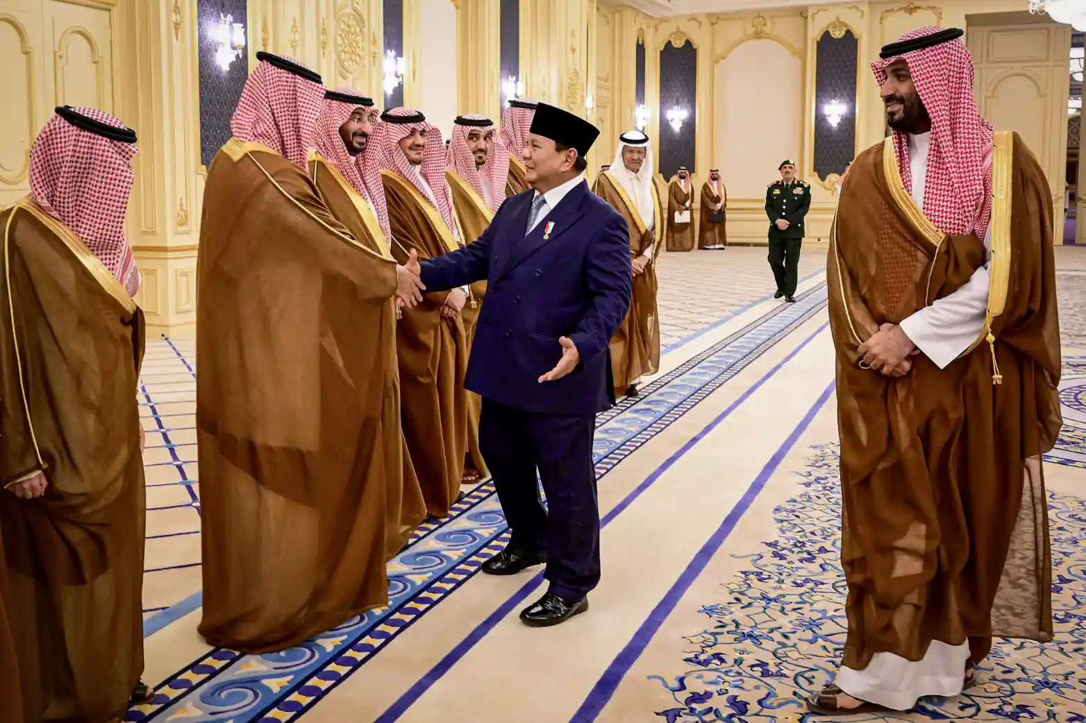 Presiden RI Prabowo Subianto menggelar pertemuan bilateral dengan Putra Mahkota sekaligus Perdana Menteri Arab Saudi, Pangeran Mohammed bin Salman bin Abdulaziz Al Saud, di Istana Al-Salam, Jeddah, Rabu, 2 Juli 2025. Foto: BPMI Setpres.