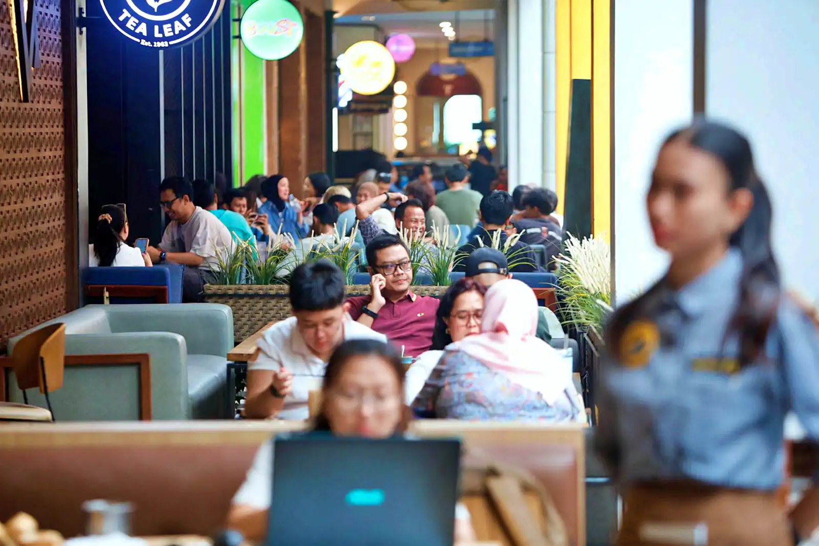 Aktivitas masyarakat di sebuah kafe (Foto: KabarBursa/Abbas Sandji)
