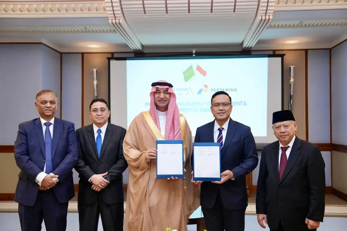 Direktur Utama Pertamina, Simon Aloysius Mantiri (dua dari kanan), dan perwakilan ACWA Power menandatangani nota kesepahaman kerja sama pengembangan teknologi energi bersih di sela kunjungan resmi Presiden RI Prabowo Subianto ke Arab Saudi, Rabu, 2 Juli 2025. Kolaborasi ini menjadi bagian dari penguatan kemitraan strategis Indonesia–Arab Saudi di sektor energi ramah lingkungan. Foto: Dok. Pertamina.