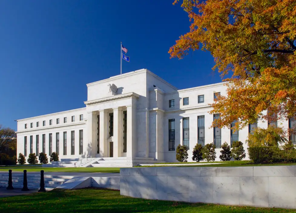 Gedung Federal Reserve (The Fed) di Washington D.C., Amerika Serikat. Bank sentral ini menjadi sorotan pelaku pasar global karena sinyal belum akan menurunkan suku bunga dalam waktu dekat tersebab data ketenagakerjaan AS yang masih solid. Foto: federalreserve.gov.