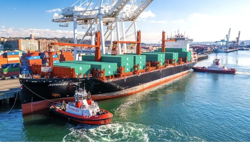 Kapal Honiara Chief bersandar di Terminal 30, Pelabuhan Seattle, Amerika Serikat, menyiapkan kontainer ekspor untuk layanan ekspres 21 hari UWL–Swire Shipping menuju Ho Chi Minh, Vietnam. Tarif transshipment 40 persen dalam kesepakatan dagang AS–Vietnam dinilai berisiko mengganggu rantai pasok Asia dan ekspor negara kawasan. Foto: American Journal of Transportation.
